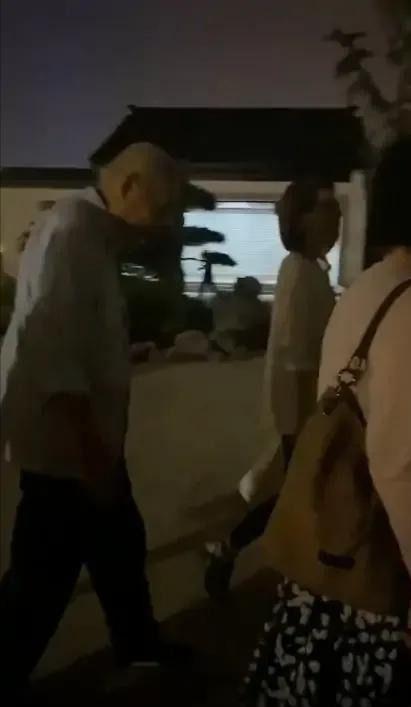 吃瓜群众偶遇自己老婆,吃瓜群众目睹老婆神秘一面