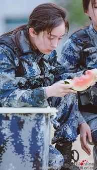 易烊千玺秒变吃瓜群众,现场笑料百出