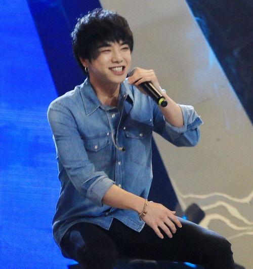 华晨宇被吃瓜群众围观,围观热潮席卷娱乐圈