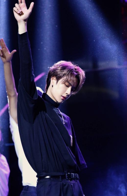 华晨宇被吃瓜群众围观,围观热潮席卷娱乐圈